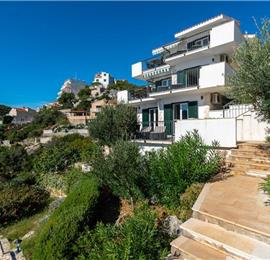 2 Bedroom Apartment with Shared Pool in Uvala Ljubljeva nr Trogir, Sleeps 4-5